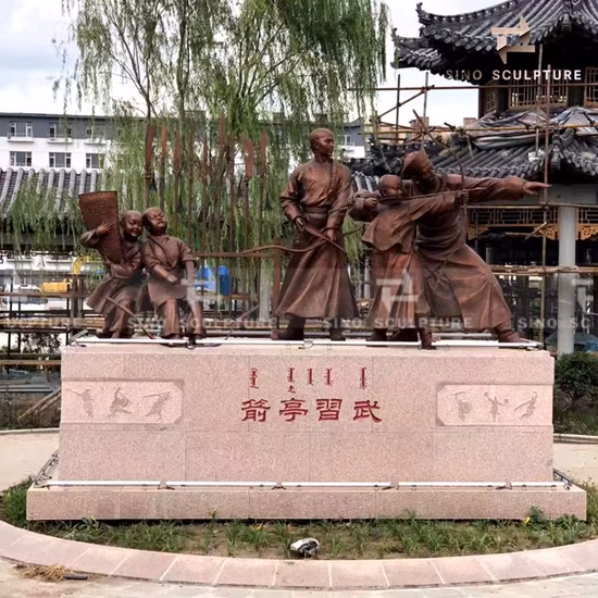 Patina superficiale della scultura in fusione di bronzo di concetto antico come decorazione del giardino